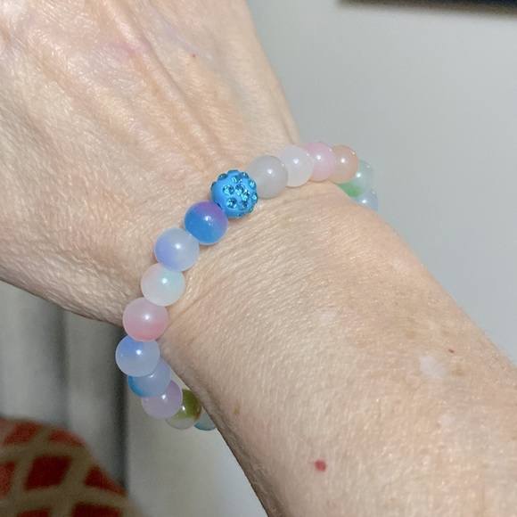 Colorful marble stackable 8mm beaded bracelet with blue crystal accent bead - Picture 3 of 9